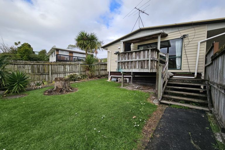 Photo of property in 4a Griffiths Place, Te Atatu South, Auckland, 0610