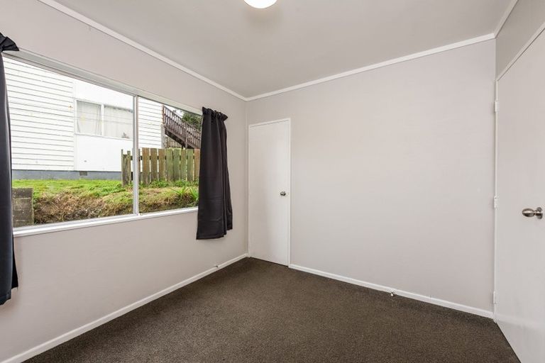 Photo of property in 7 Chetwode Grove, Newlands, Wellington, 6037