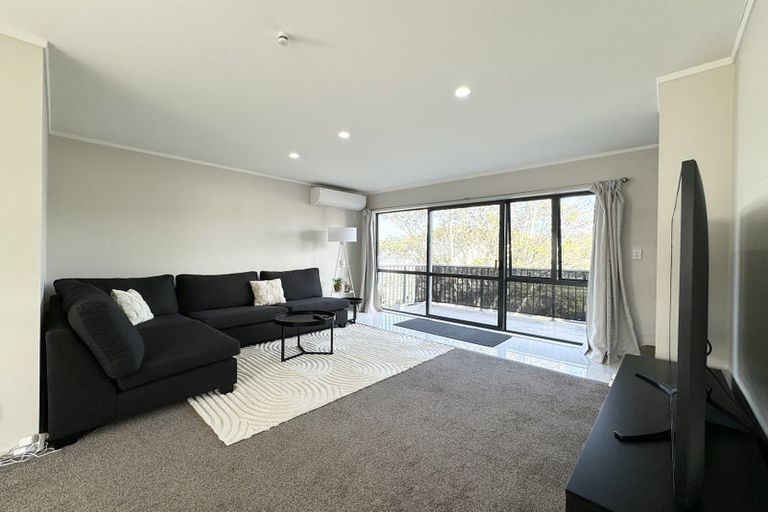 Photo of property in 1/5 John Jennings Drive, Oteha, Auckland, 0632