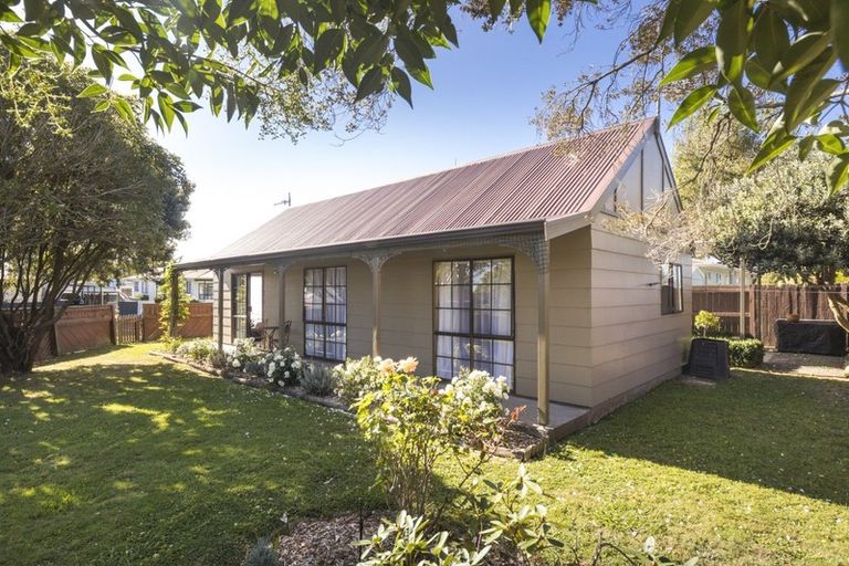 Photo of property in 2 Chatsworth Place, Highbury, Palmerston North, 4412