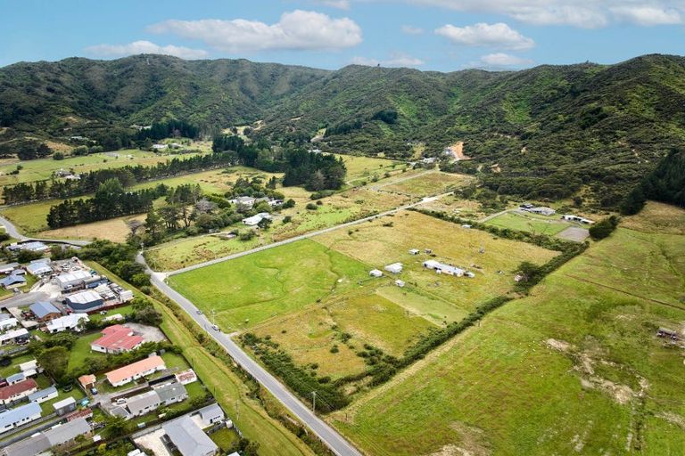 Photo of property in 112 Upper Fitzherbert Road, Wainuiomata, 5373
