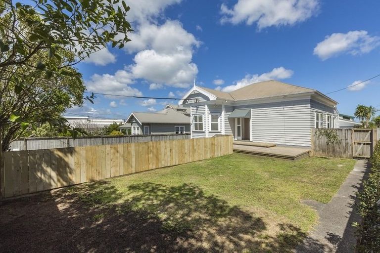 Photo of property in 1/1 Balmain Road, Birkenhead, Auckland, 0626