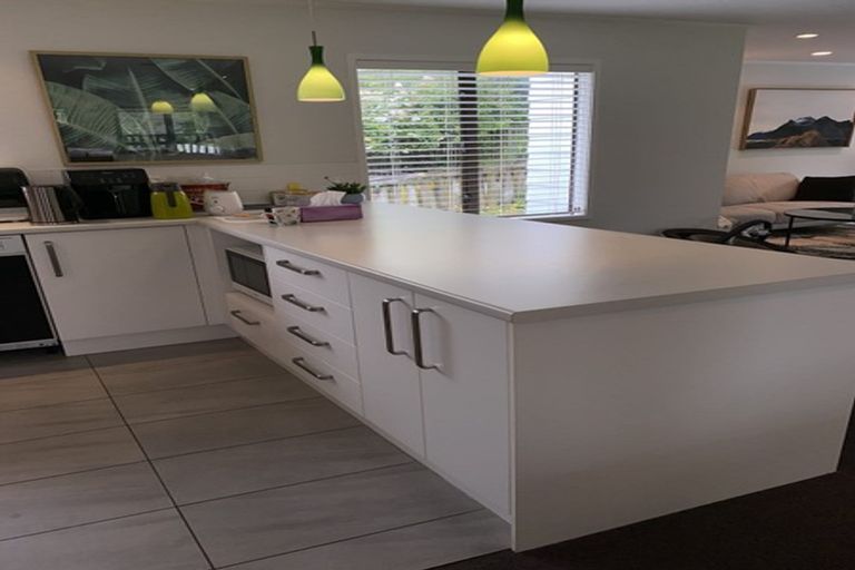 Photo of property in 10 Palliser Lane, Browns Bay, Auckland, 0630