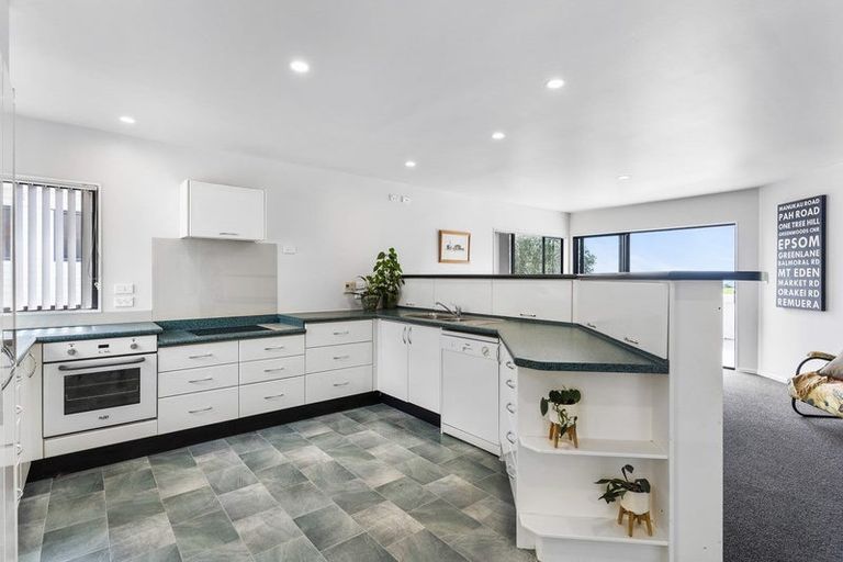 Photo of property in 86 Wade River Road, Stanmore Bay, Whangaparaoa, 0932