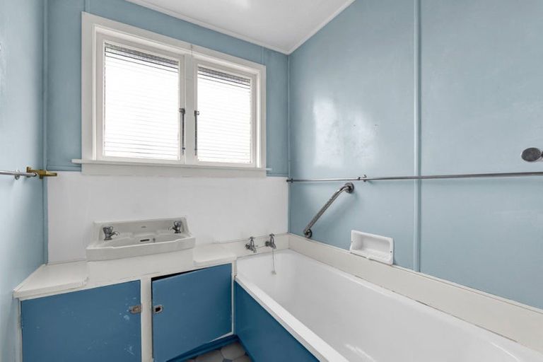 Photo of property in 79 Omata Road, Marfell, New Plymouth, 4310