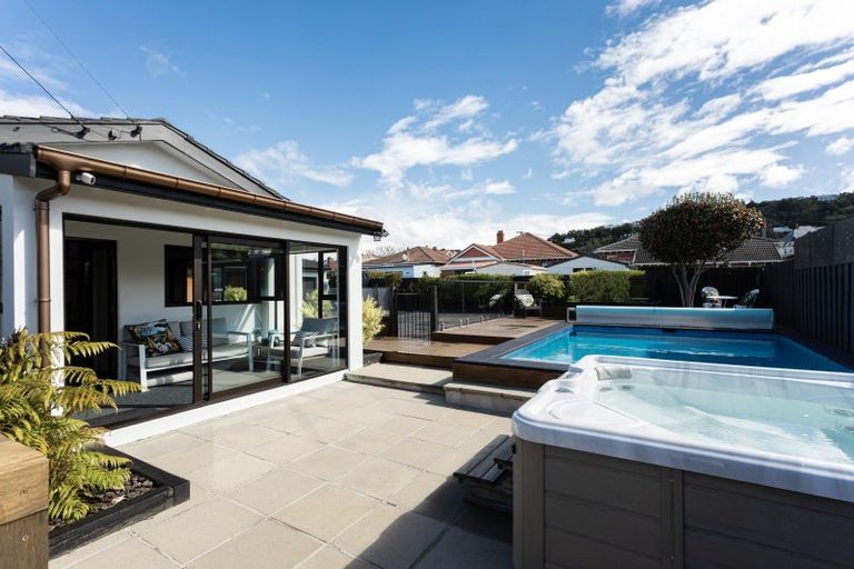 Photo of property in 215 Bay View Road, Saint Clair, Dunedin, 9012