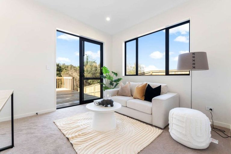 Photo of property in 16 Mcmenamin Place, Fairview Heights, Auckland, 0632