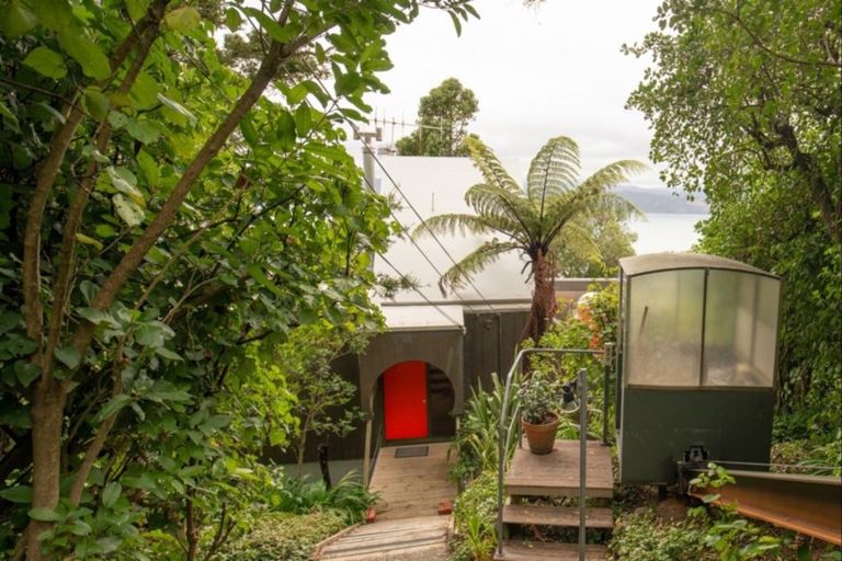 Photo of property in 22 Fortification Road, Karaka Bays, Wellington, 6022