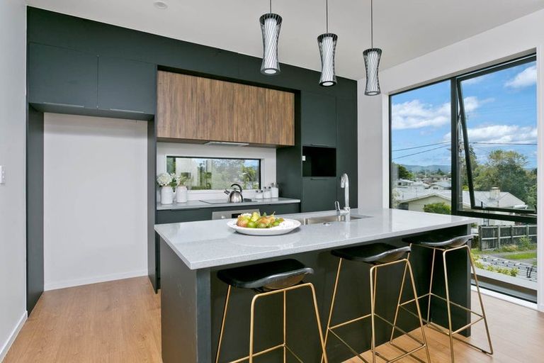 Photo of property in 3/19 Kingdale Road, Henderson, Auckland, 0610