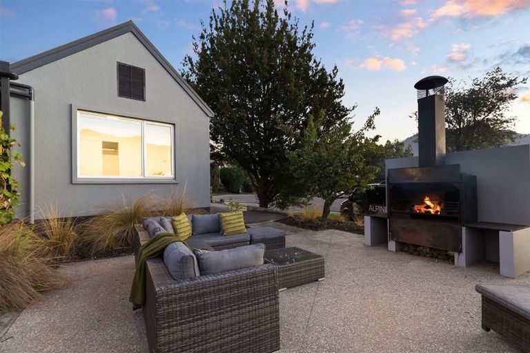 Photo of property in 33 Oregon Drive, Kelvin Heights, Queenstown, 9300