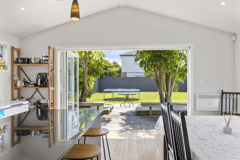 Photo of property in 18 Farnborough Crescent, Mangere, Auckland, 2022