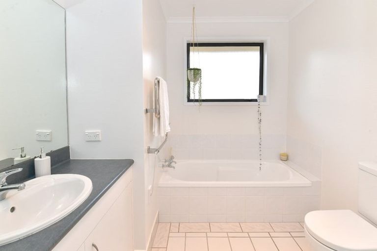 Photo of property in 66 Cabeleigh Drive, Helensville, 0800