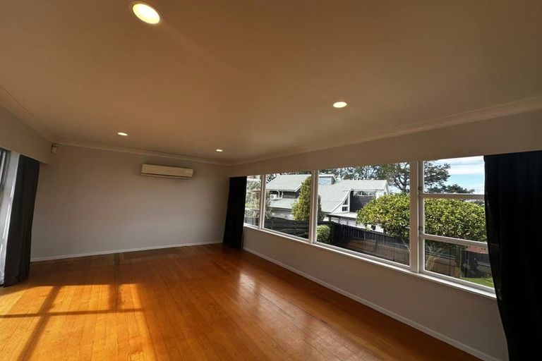 Photo of property in 120 Ennis Avenue, Pakuranga Heights, Auckland, 2010