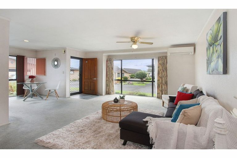 Photo of property in 2/56 Larnoch Road, Henderson, Auckland, 0610