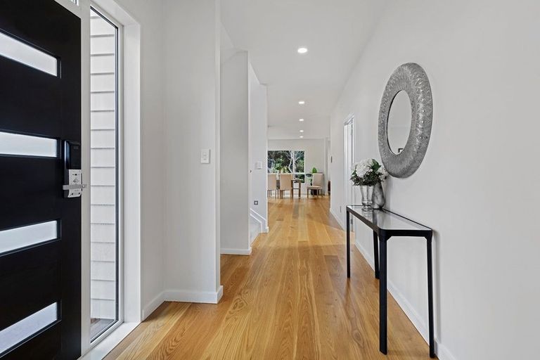 Photo of property in 487a East Coast Road, Murrays Bay, Auckland, 0630