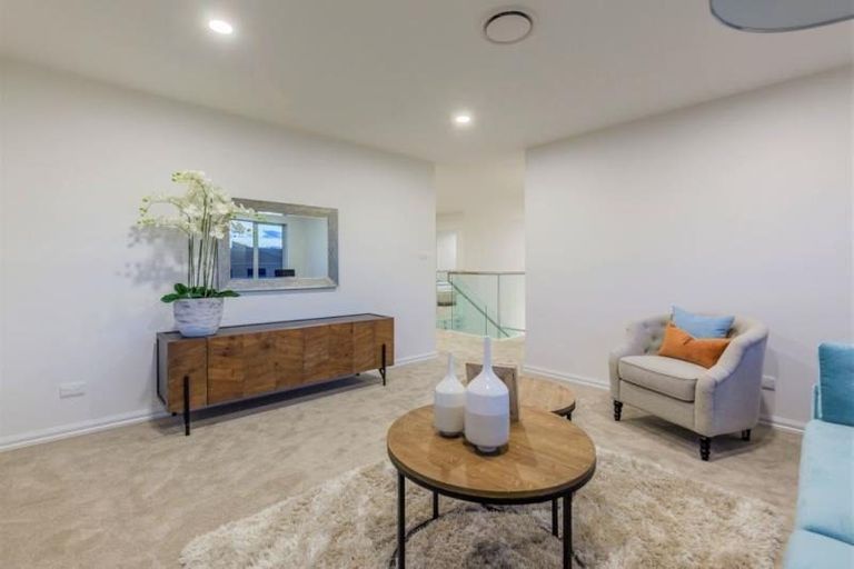 Photo of property in 10 Ian Gordon Lane, Orewa, 0931