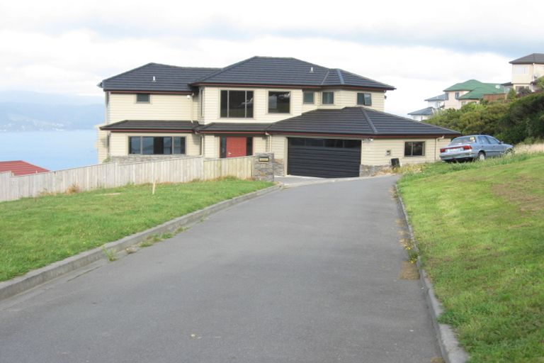 Photo of property in 22 Tamworth Crescent, Newlands, Wellington, 6037