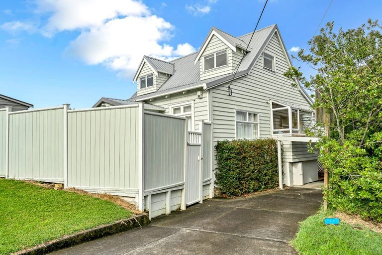 Photo of property in 2/17 Tobruk Crescent, Milford, Auckland, 0620