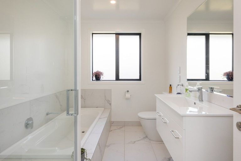 Photo of property in 15 Gibraltar Way, Fitzherbert, Palmerston North, 4410