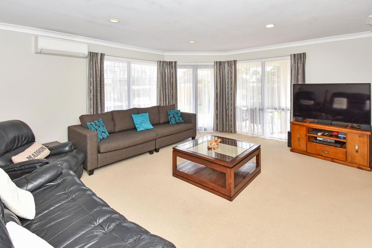 Photo of property in 14 Trossach Place, Wattle Downs, Auckland, 2103