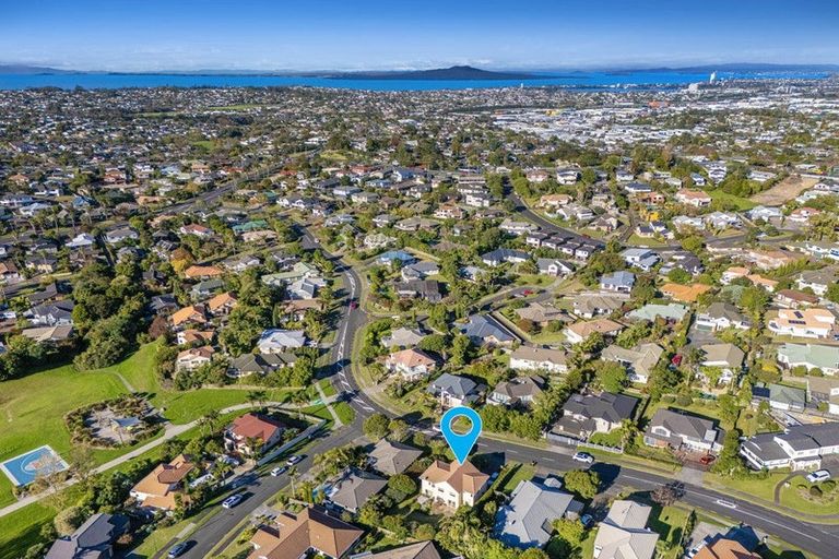 Photo of property in 31 Goldfinch Rise, Unsworth Heights, Auckland, 0632