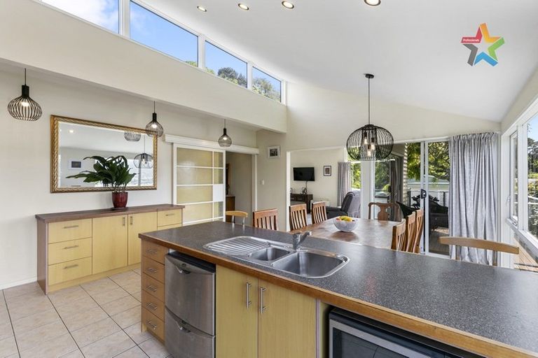 Photo of property in 27 Rakeiora Grove, Korokoro, Lower Hutt, 5012