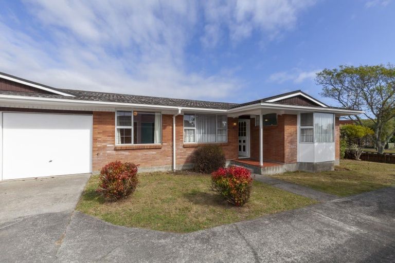 Photo of property in 30a Rewarewa Crescent, Waikanae, 5036