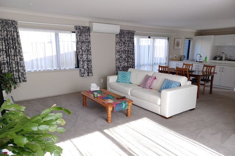 Photo of property in 23 Brindle Way, Newlands, Wellington, 6037