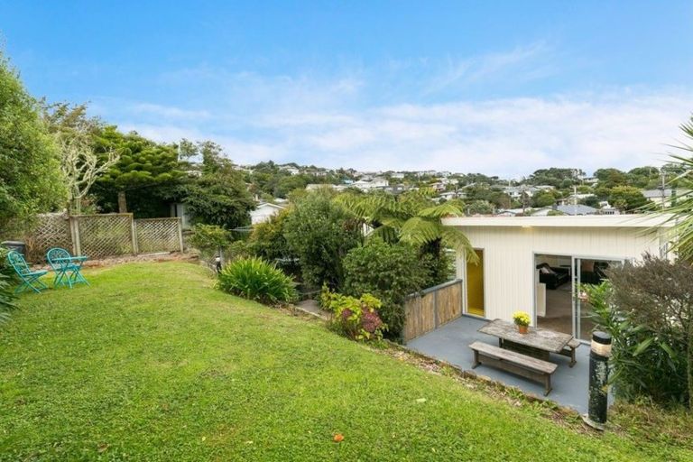 Photo of property in 25 Catherine Crescent, Paparangi, Wellington, 6037