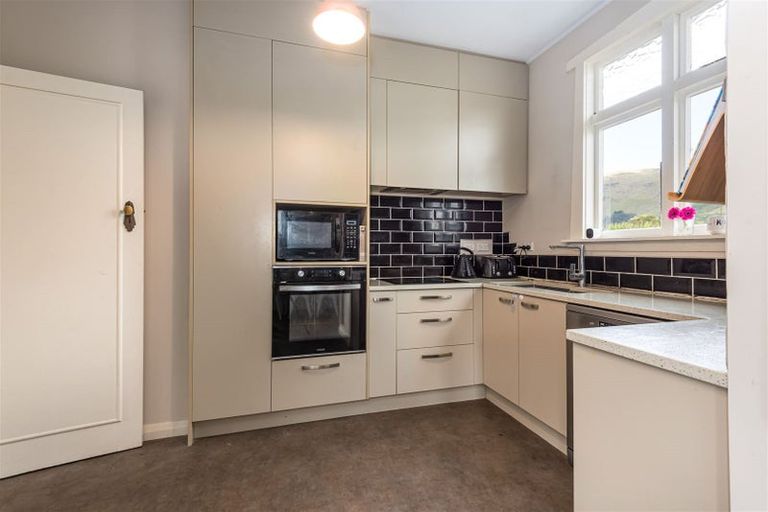 Photo of property in 31 Flavell Street, Heathcote Valley, Christchurch, 8022