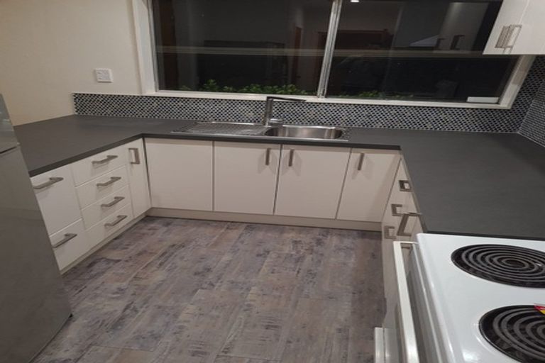 Photo of property in 25a Chetwode Grove, Newlands, Wellington, 6037