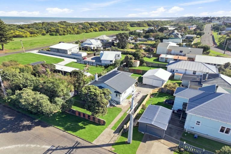 Photo of property in 1 Karewa Street, Castlecliff, Whanganui, 4501
