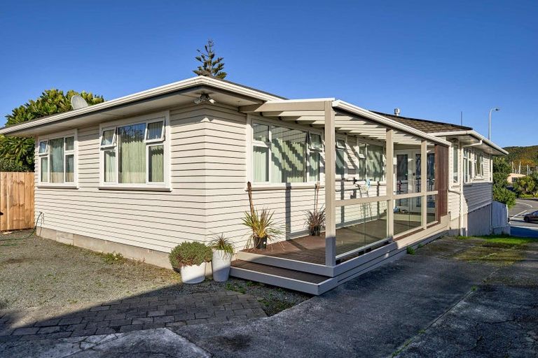 Photo of property in 14 Mana Esplanade, Paremata, Porirua, 5026