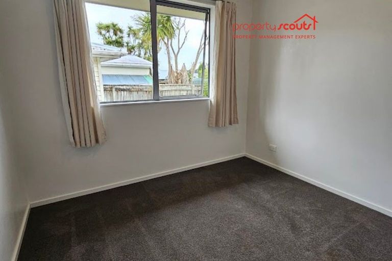 Photo of property in 71 Queenwood Road, Levin, 5510