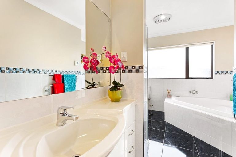 Photo of property in 12b Waikura Drive, Te Atatu Peninsula, Auckland, 0610