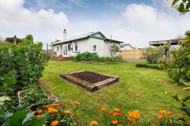 Photo of property in 27 Brightwater Terrace, Terrace End, Palmerston North, 4410