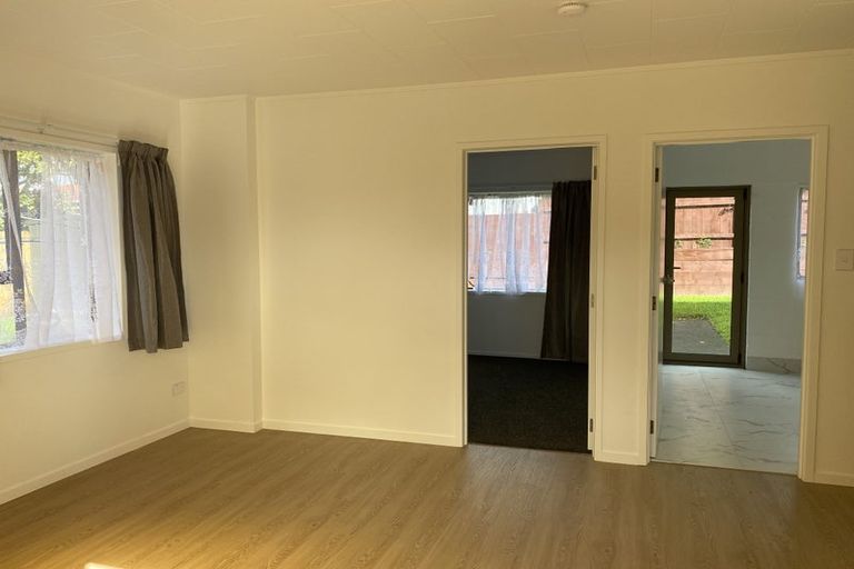 Photo of property in 2/27 Butterworth Drive, Glendene, Auckland, 0602