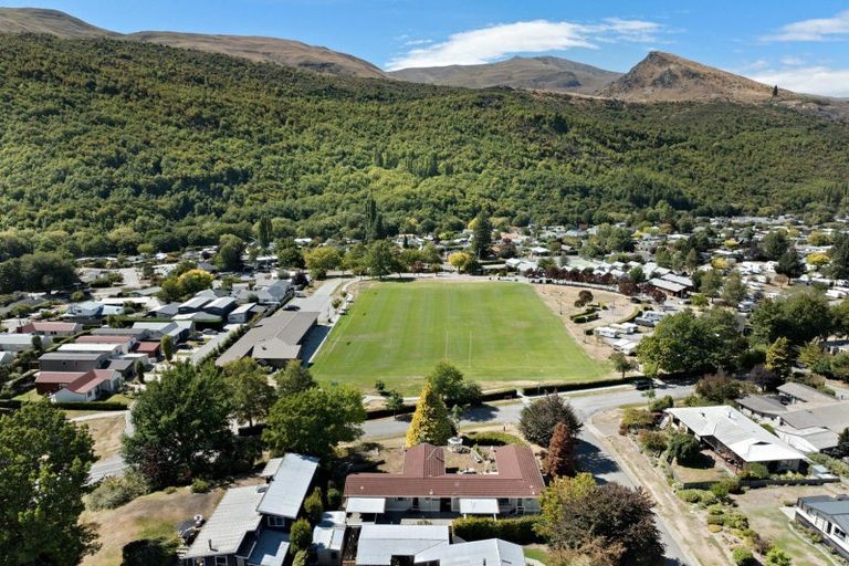 Photo of property in 16 Argyle Place, Arrowtown, 9302