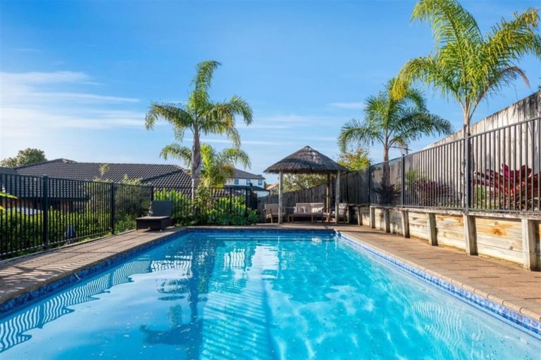 Photo of property in 17 Dunloy Place, East Tamaki Heights, Auckland, 2016