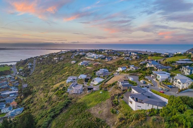 Photo of property in 15 Omeo Crescent, Redcliffs, Christchurch, 8081