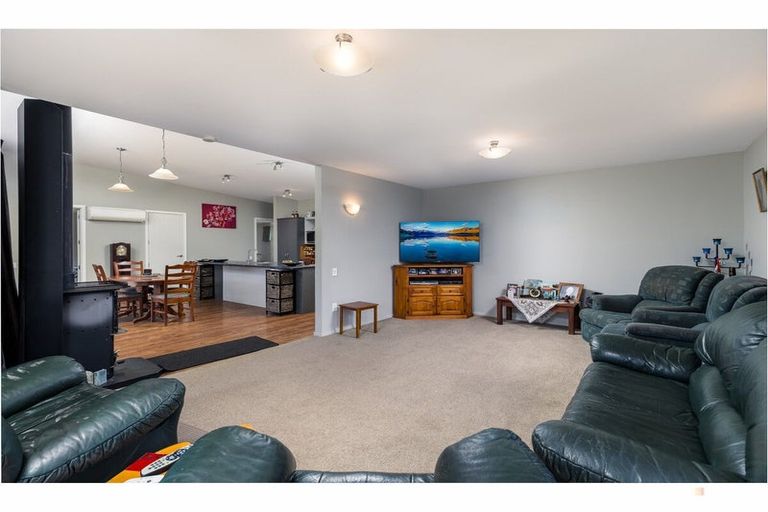 Photo of property in 84 Timaru Road, Waimate, 7924