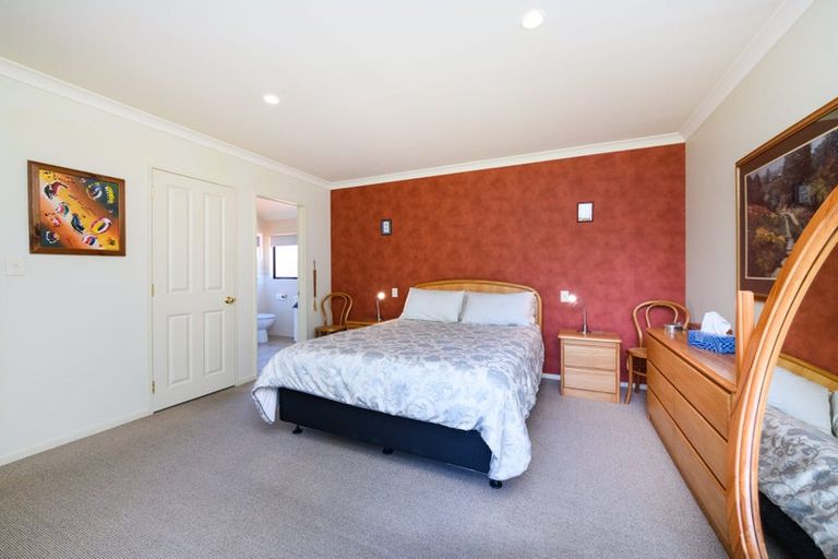 Photo of property in 11 La Lena Grove, Fitzherbert, Palmerston North, 4410