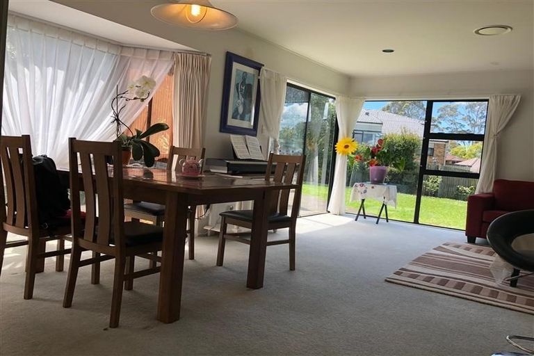 Photo of property in 9 Strabo Place, Windsor Park, Auckland, 0632