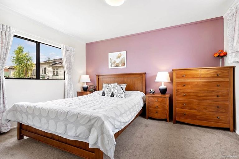 Photo of property in 37 Hutchinson Avenue, New Lynn, Auckland, 0600