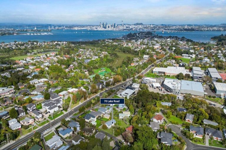 Photo of property in 70 Lake Road, Northcote, Auckland, 0627