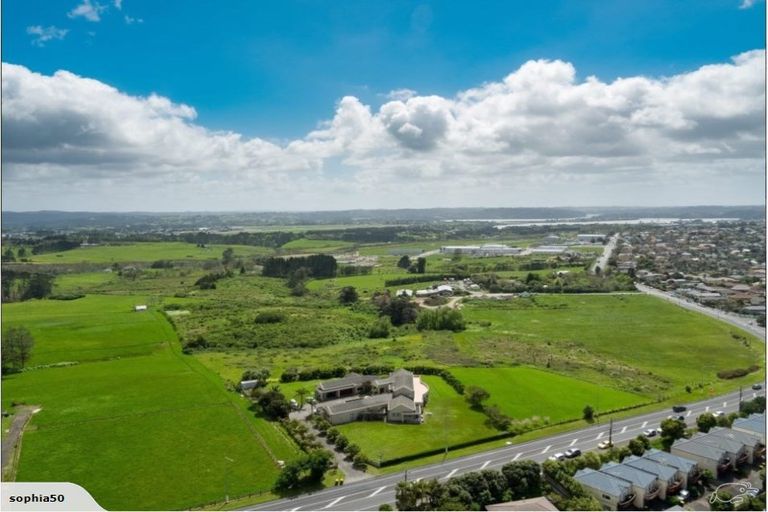Photo of property in 82 Hobsonville Road, West Harbour, Auckland, 0618