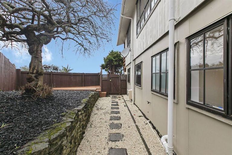 Photo of property in 7 Glen Vista Place, Bayview, Auckland, 0629
