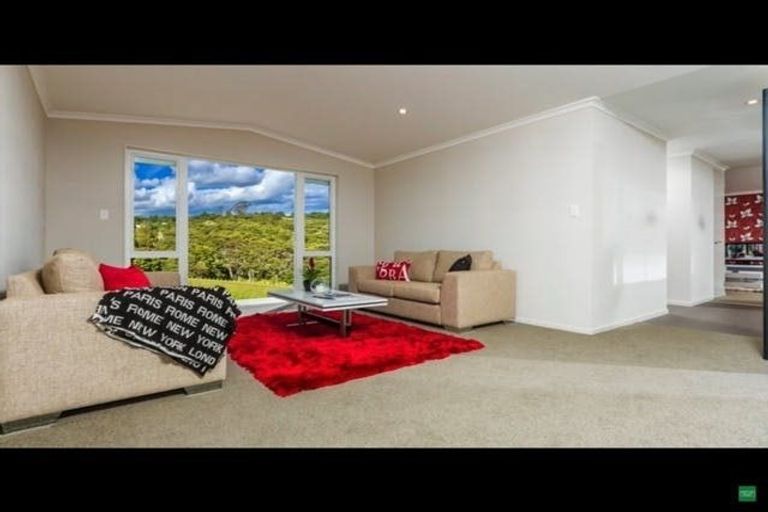 Photo of property in 32 Roxborough Place, East Tamaki Heights, Auckland, 2016