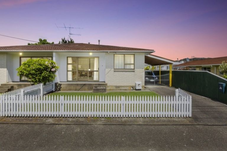 Photo of property in 2/50 Kowhai Avenue, Ebdentown, Upper Hutt, 5018