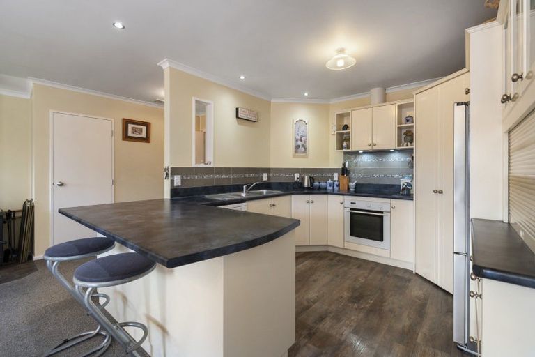 Photo of property in 8 Sunshine Place, Kelvin Grove, Palmerston North, 4414